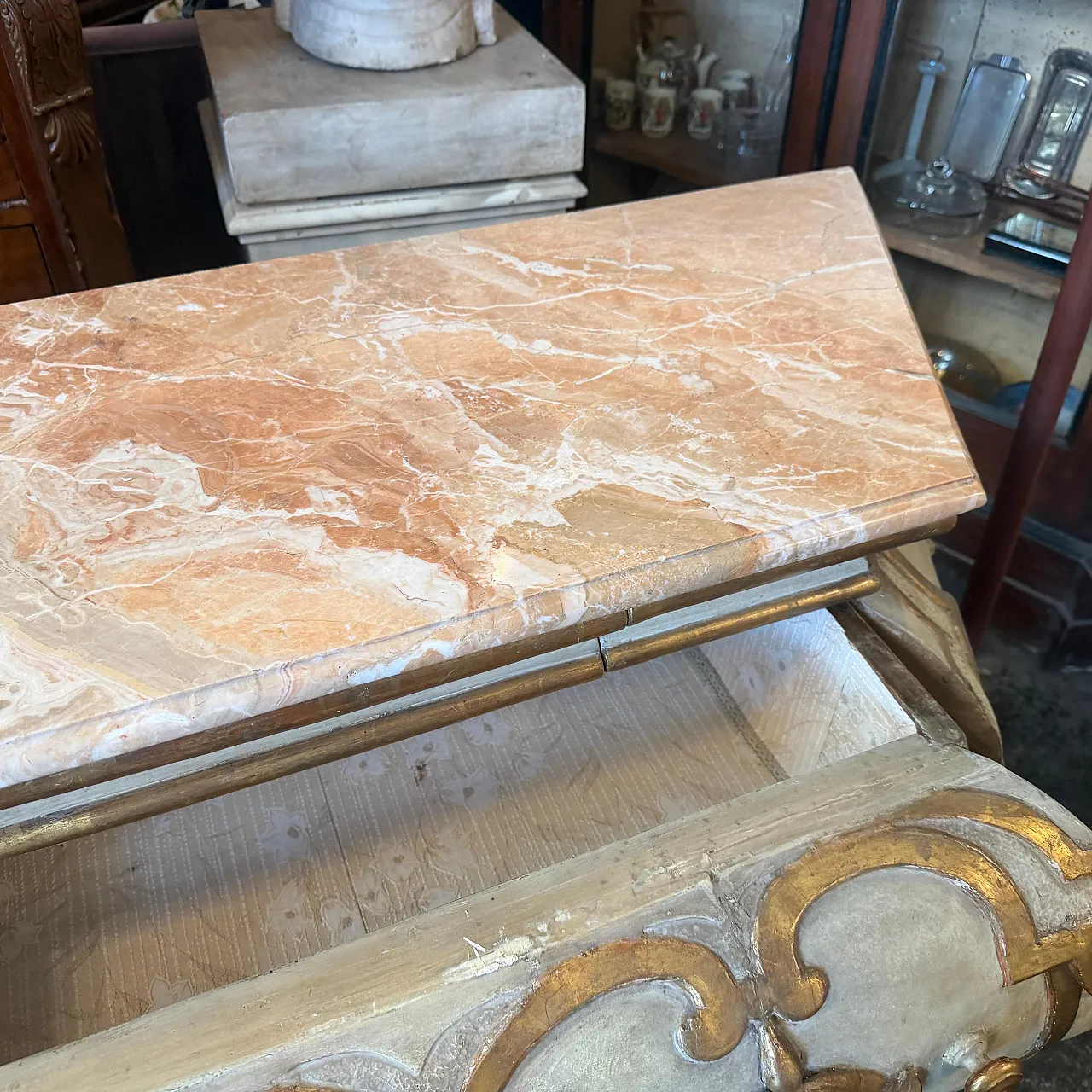 Comò veneziano barocco in legno laccato e dorato e marmo, '700 11