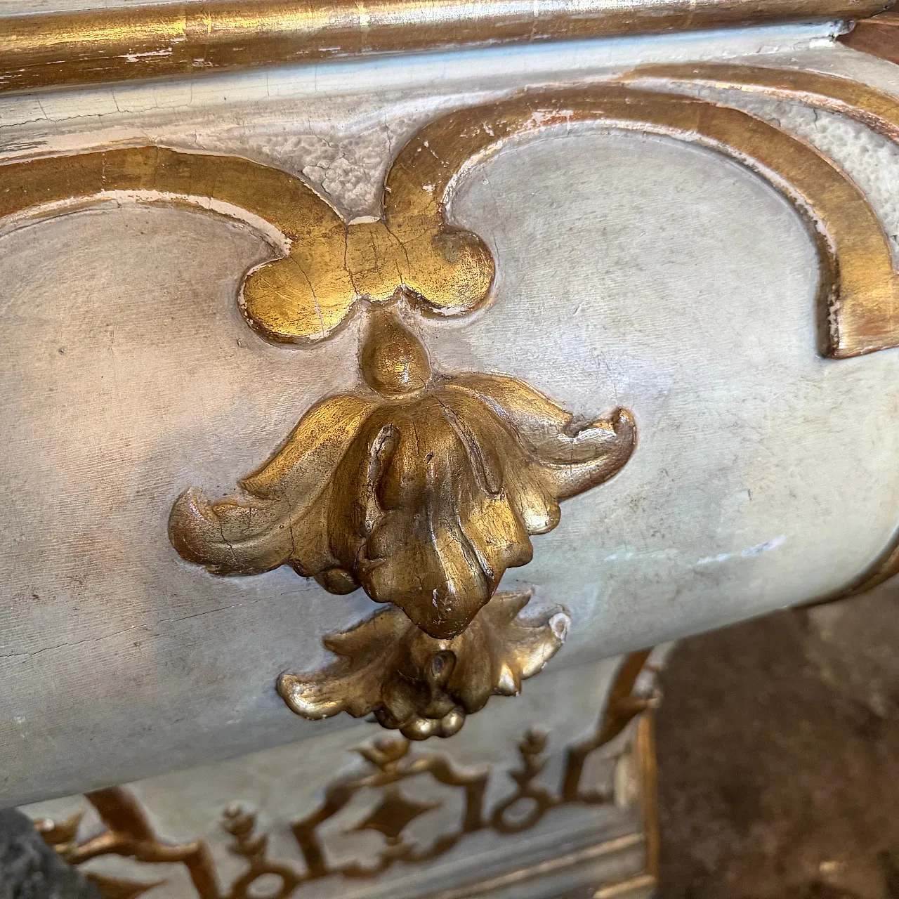 Comò veneziano barocco in legno laccato e dorato e marmo, '700 17