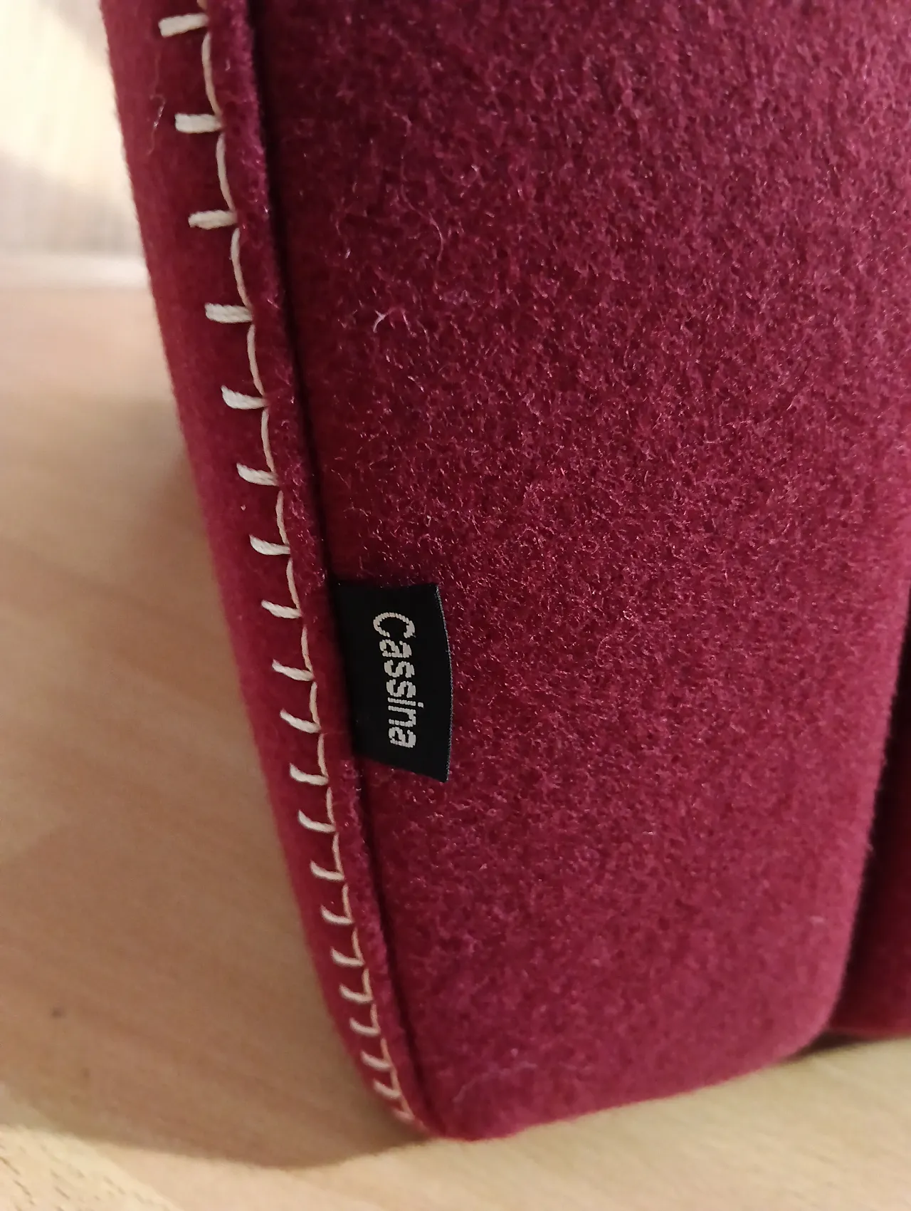 Poltrona Utrecht 637 in lana bordeaux di Cassina, anni 2000 17