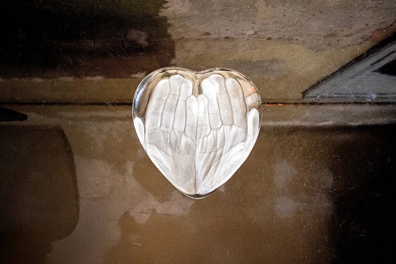 Scultura in cristallo con cuore di Tony Morgan per Daum, anni '70 1