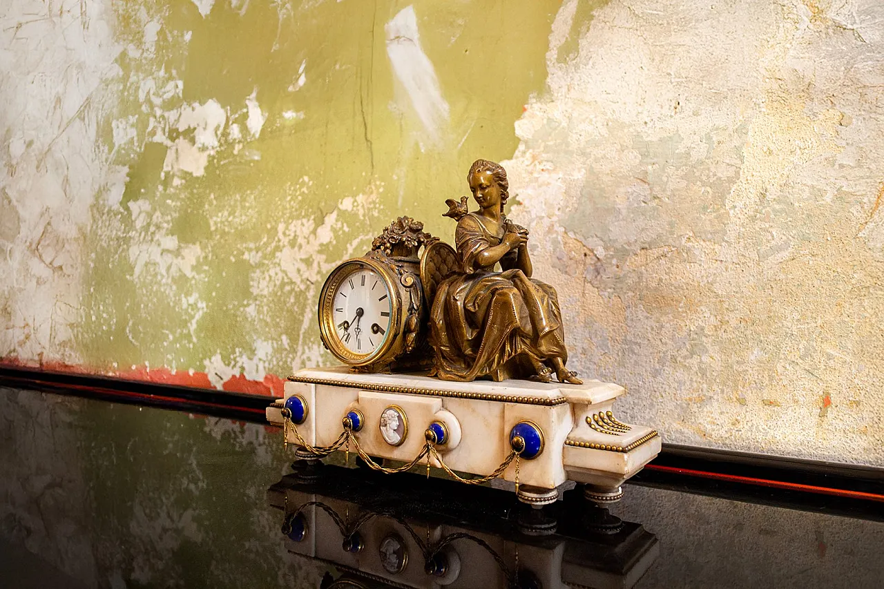Mantel clock marble and bronze by T&Q Brevetes S.G.D.Q., 19th century 2