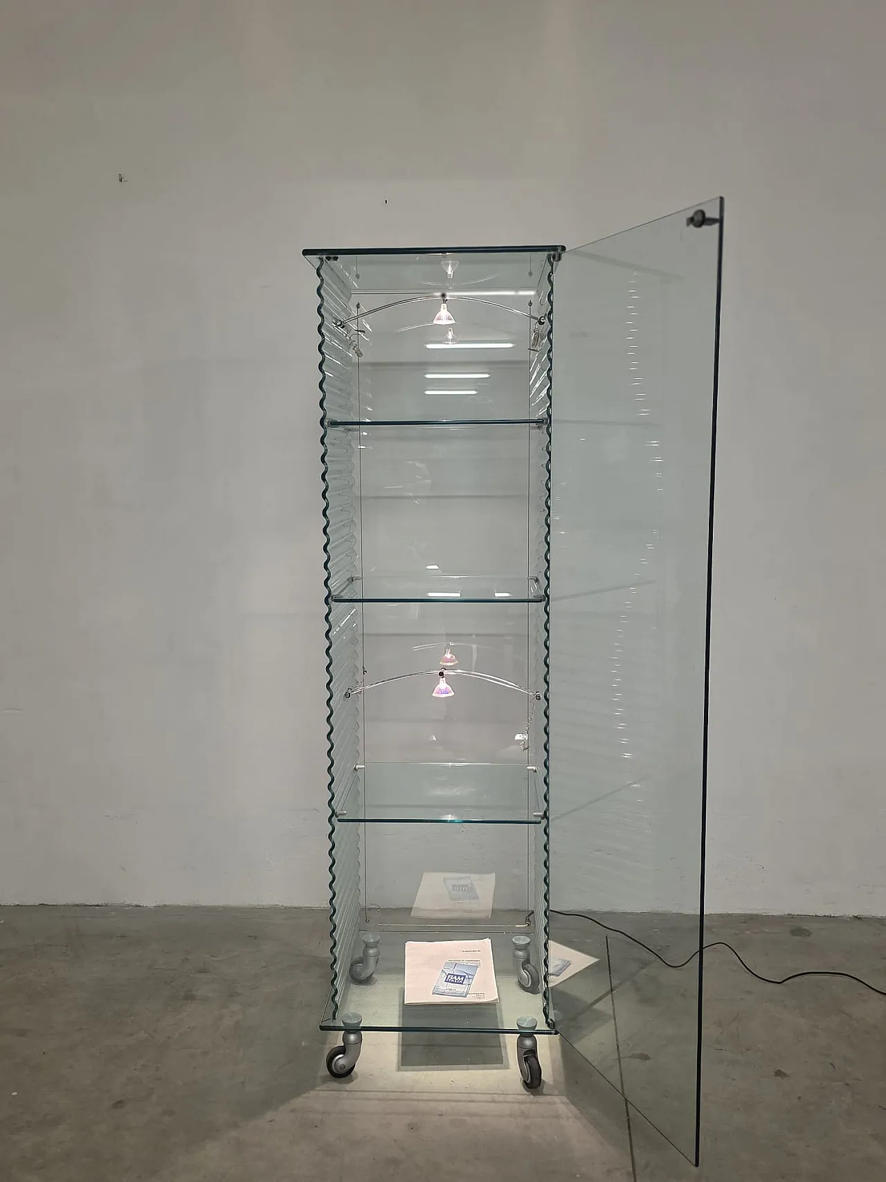 Vetrina di Ron Arad per Fiam, anni '80 5