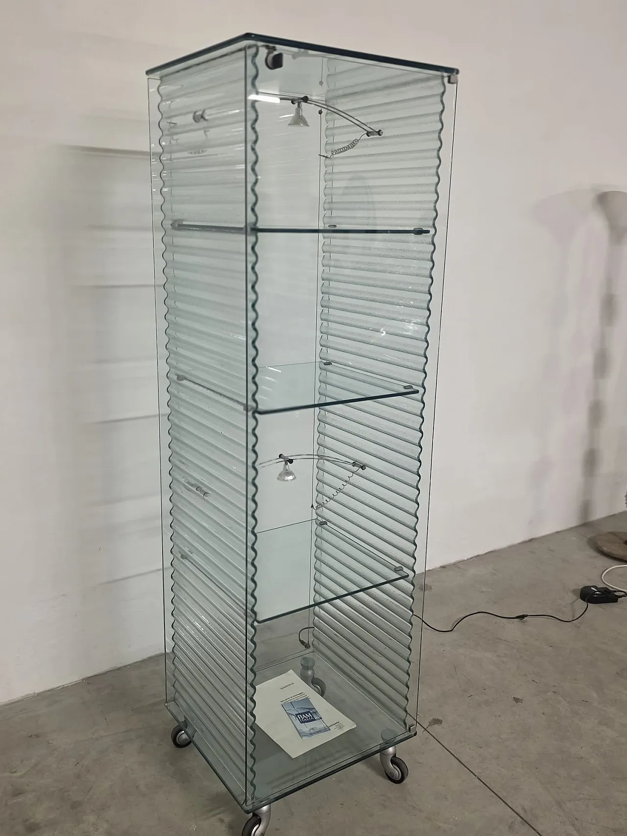 Vetrina di Ron Arad per Fiam, anni '80 12