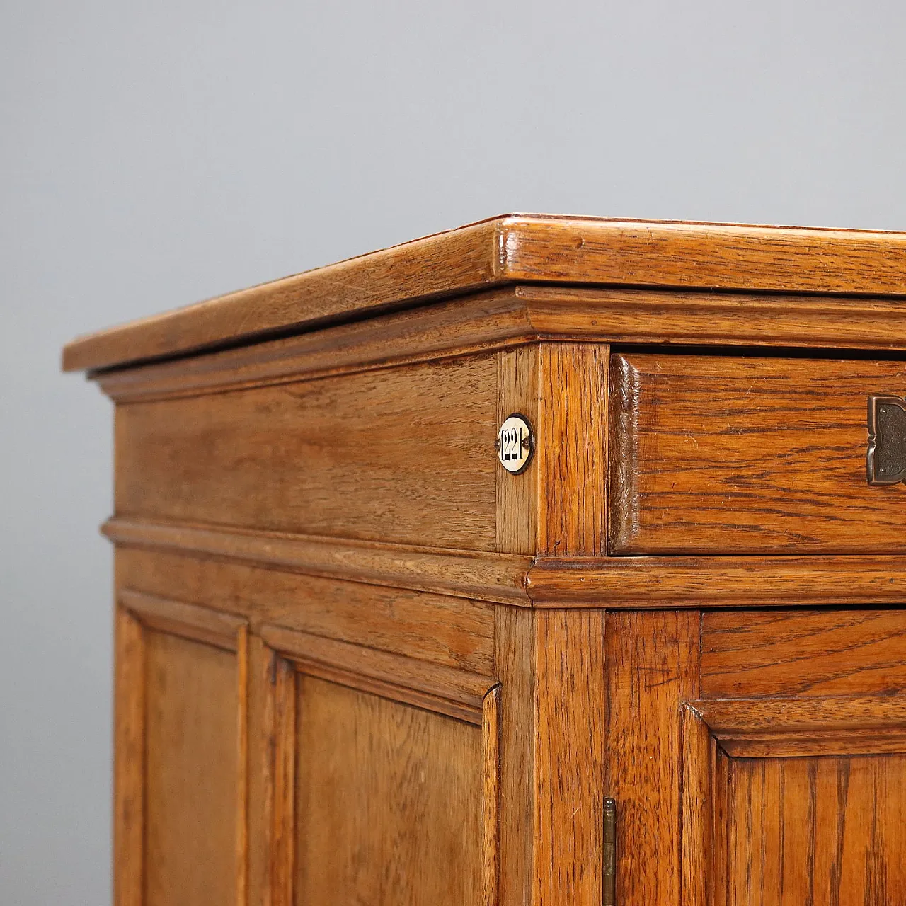 Scrivania in rovere con piano con inserto in pelle nera, '800 5