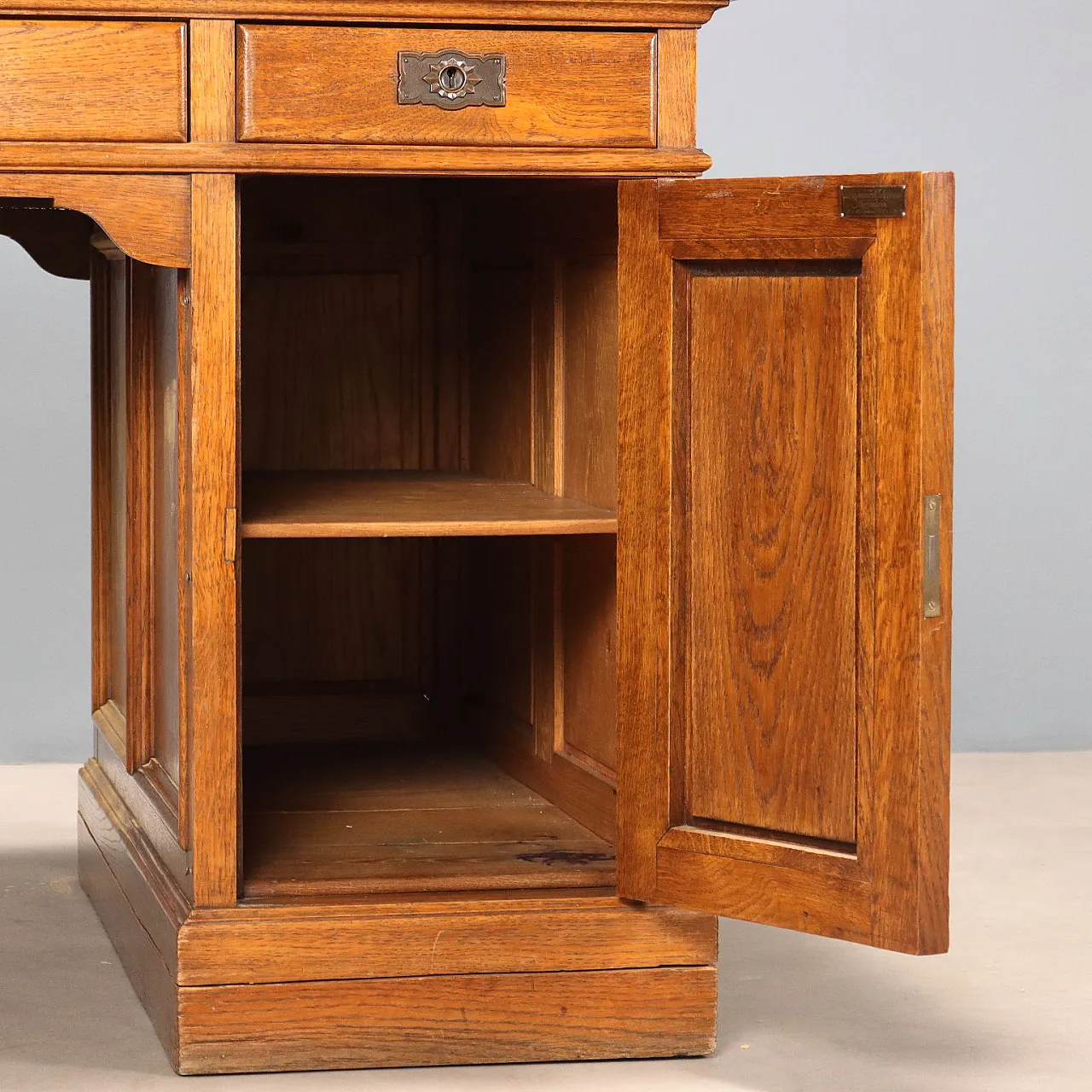 Scrivania in rovere con piano con inserto in pelle nera, '800 8