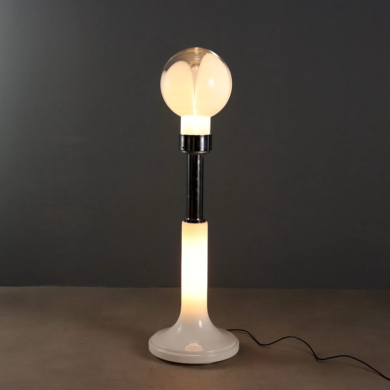 Lampada da terra con diffusore in vetro lavorato, anni '70 1