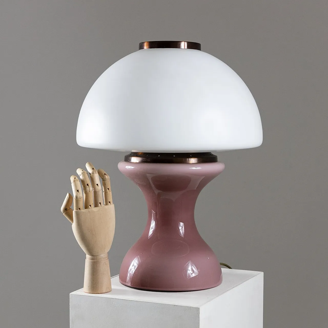 Lampada da tavolo rosa e bianca, anni '70 4