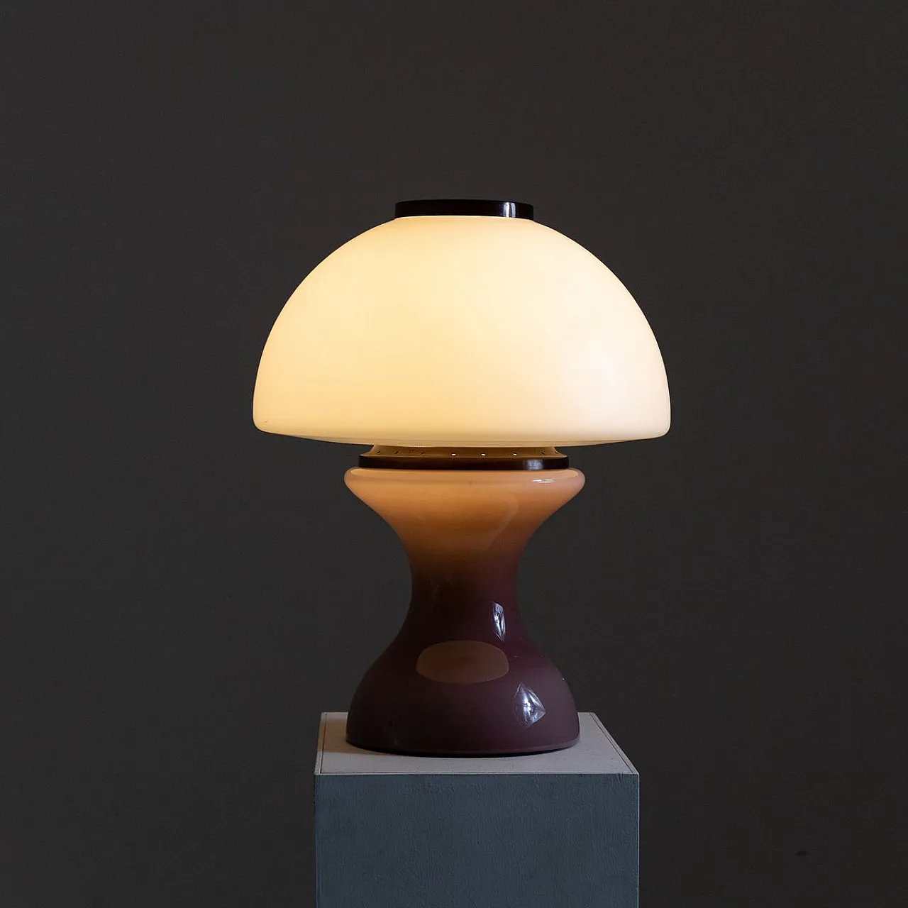 Lampada da tavolo rosa e bianca, anni '70 6