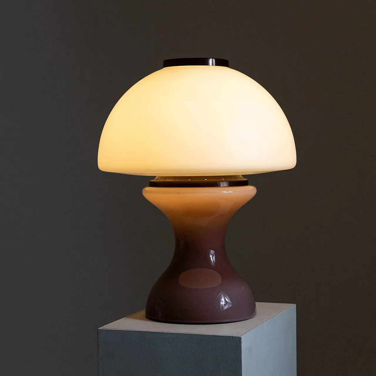 Lampada da tavolo rosa e bianca, anni '70 7