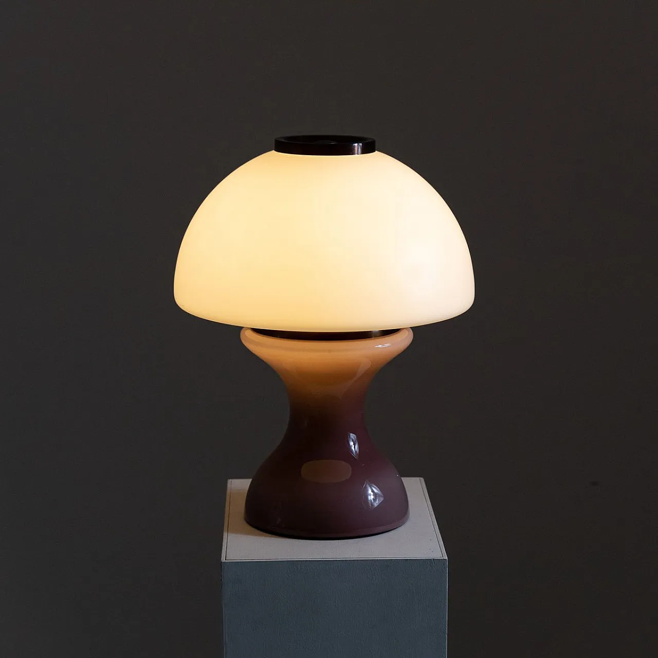 Lampada da tavolo rosa e bianca, anni '70 8