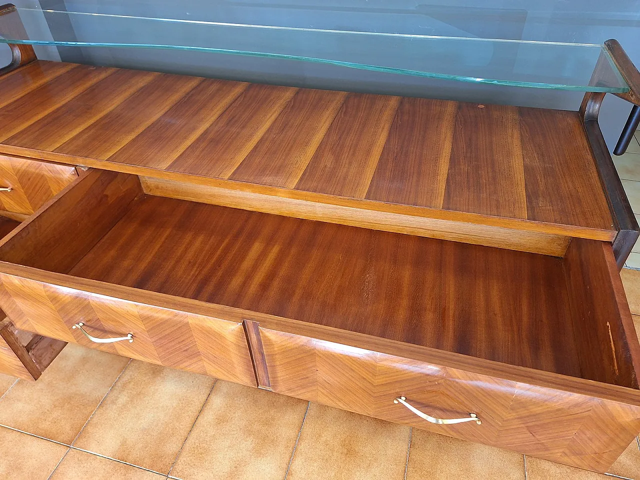 4-Drawer chest of drawers with glass shelf, 1950s 10