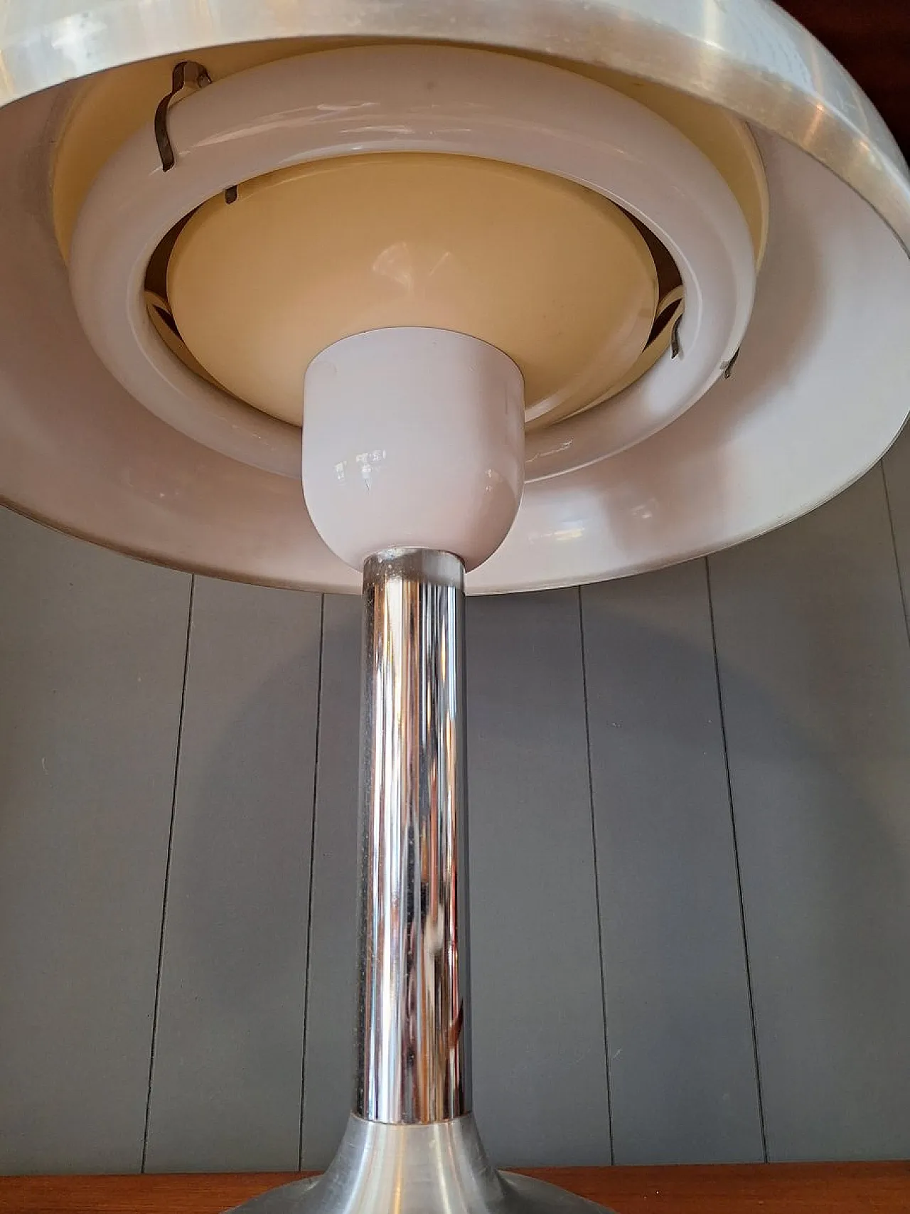Table lamp in aluminum and enameled metal, 1970s 4