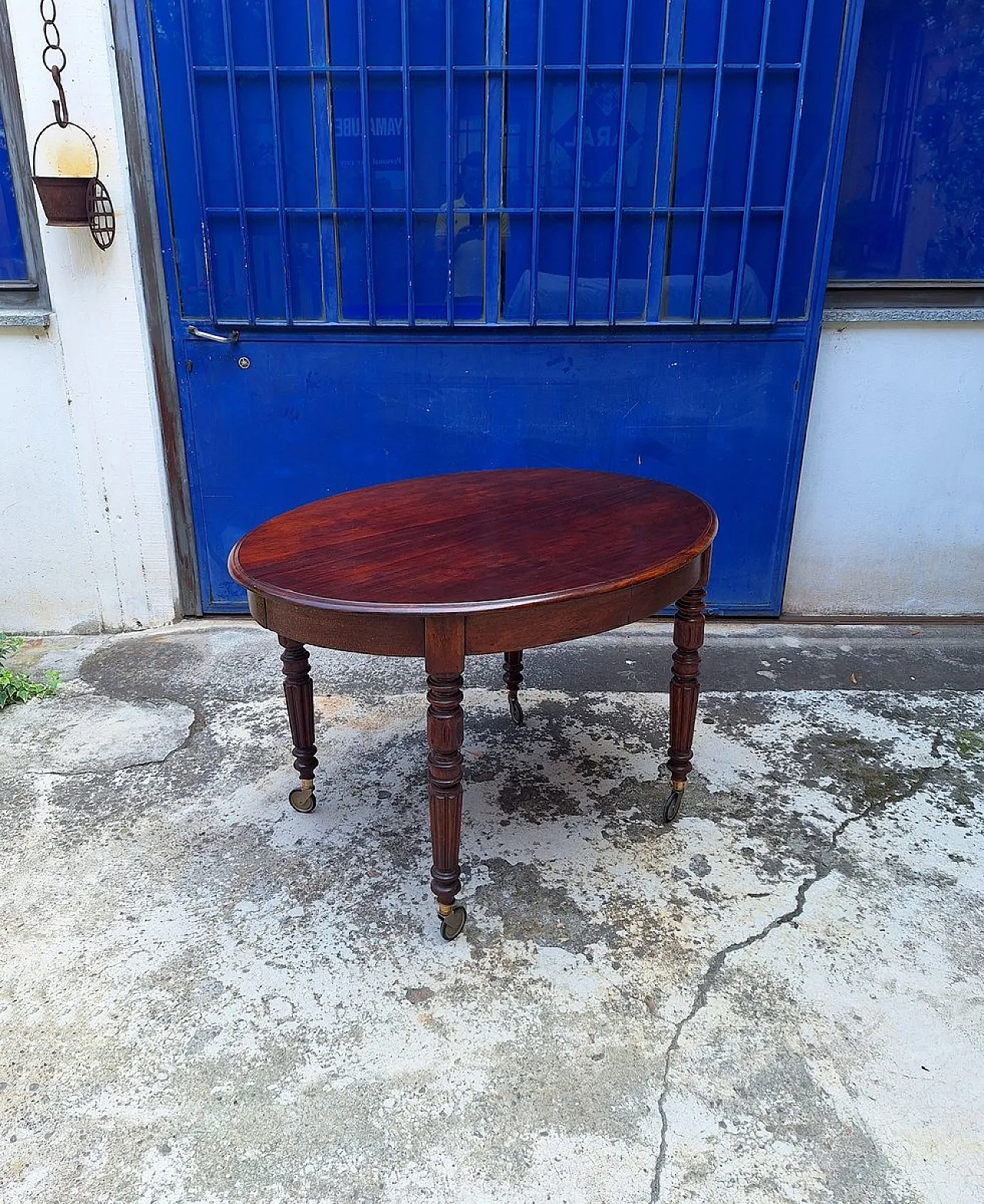 Extendable mahogany table with casters, 19th century 1