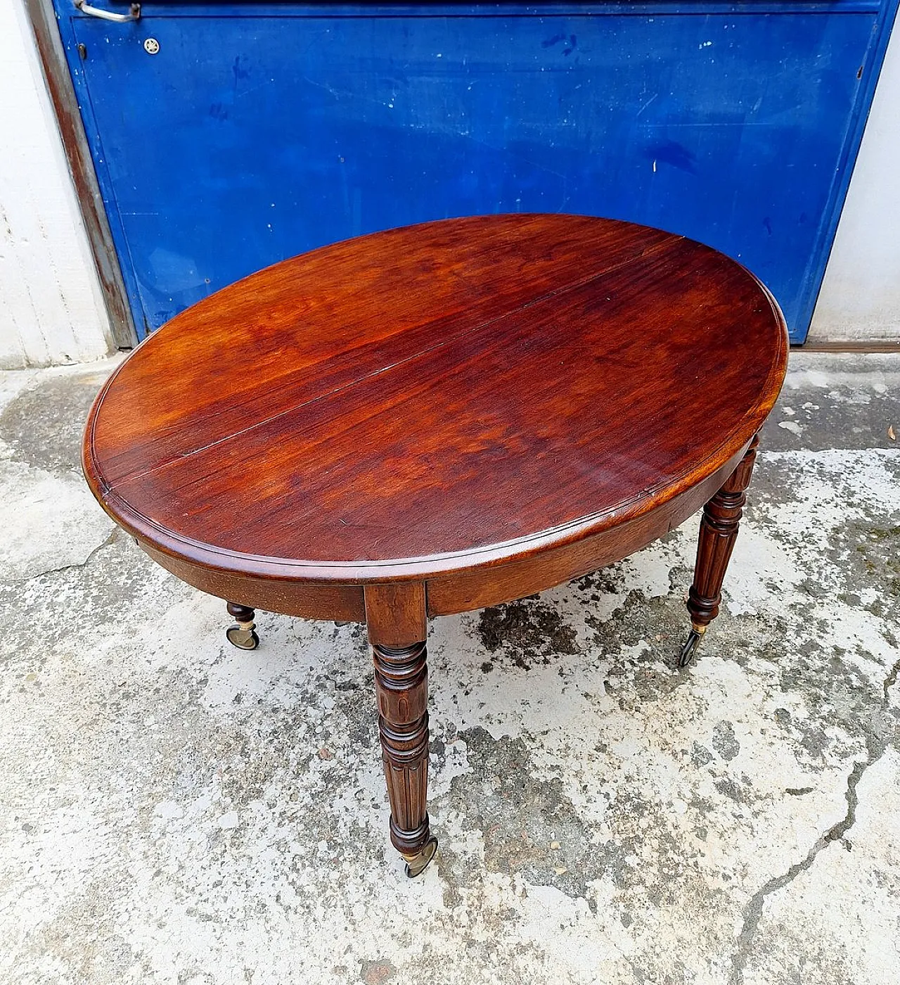 Extendable mahogany table with casters, 19th century 2