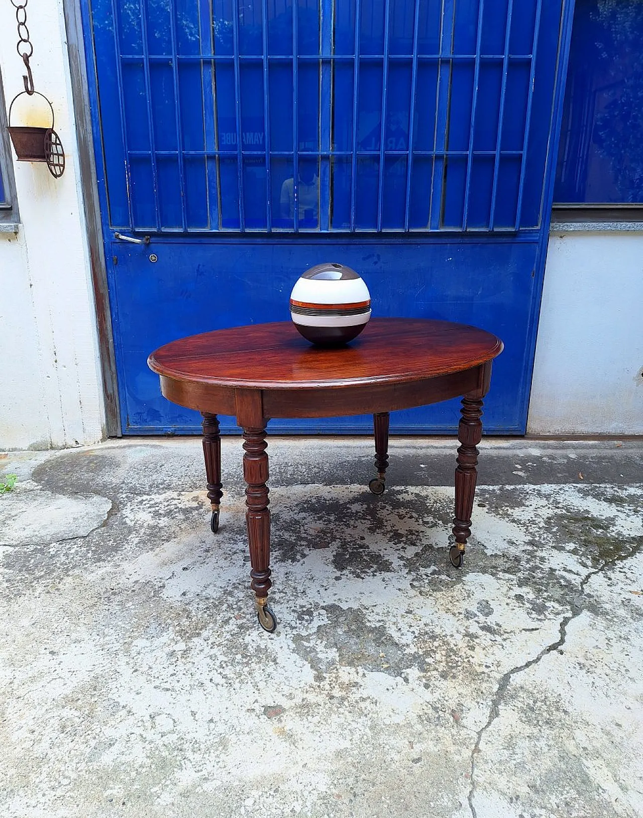 Extendable mahogany table with casters, 19th century 3