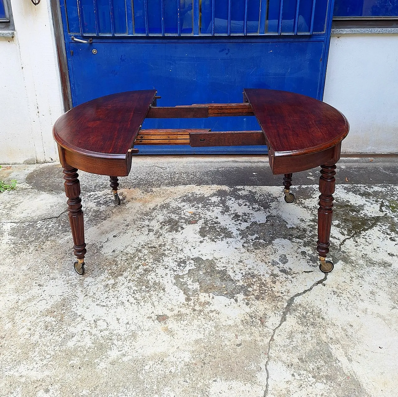 Extendable mahogany table with casters, 19th century 4