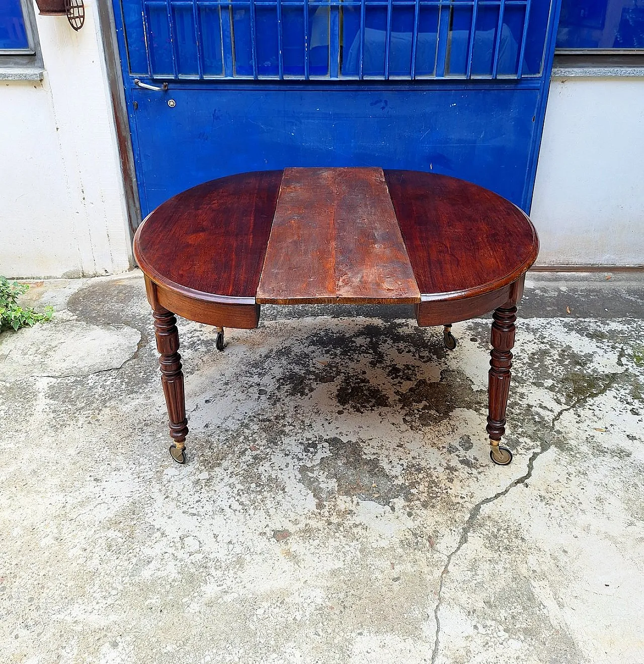 Extendable mahogany table with casters, 19th century 5