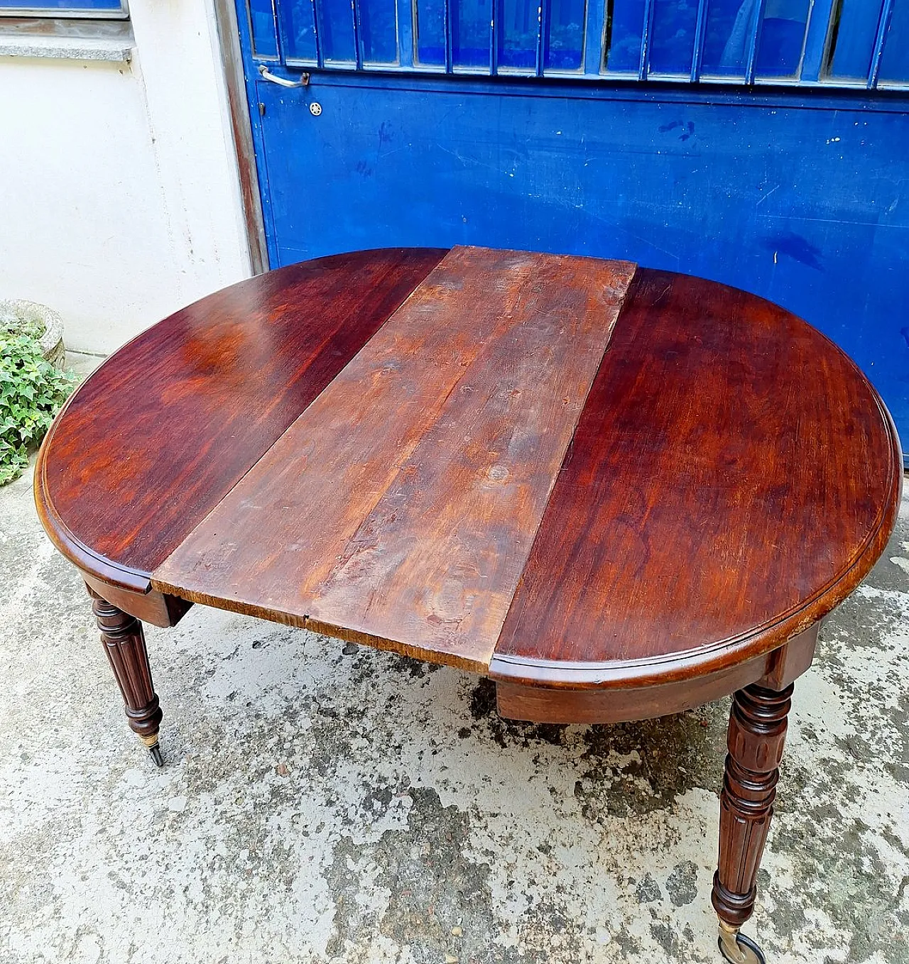 Extendable mahogany table with casters, 19th century 6