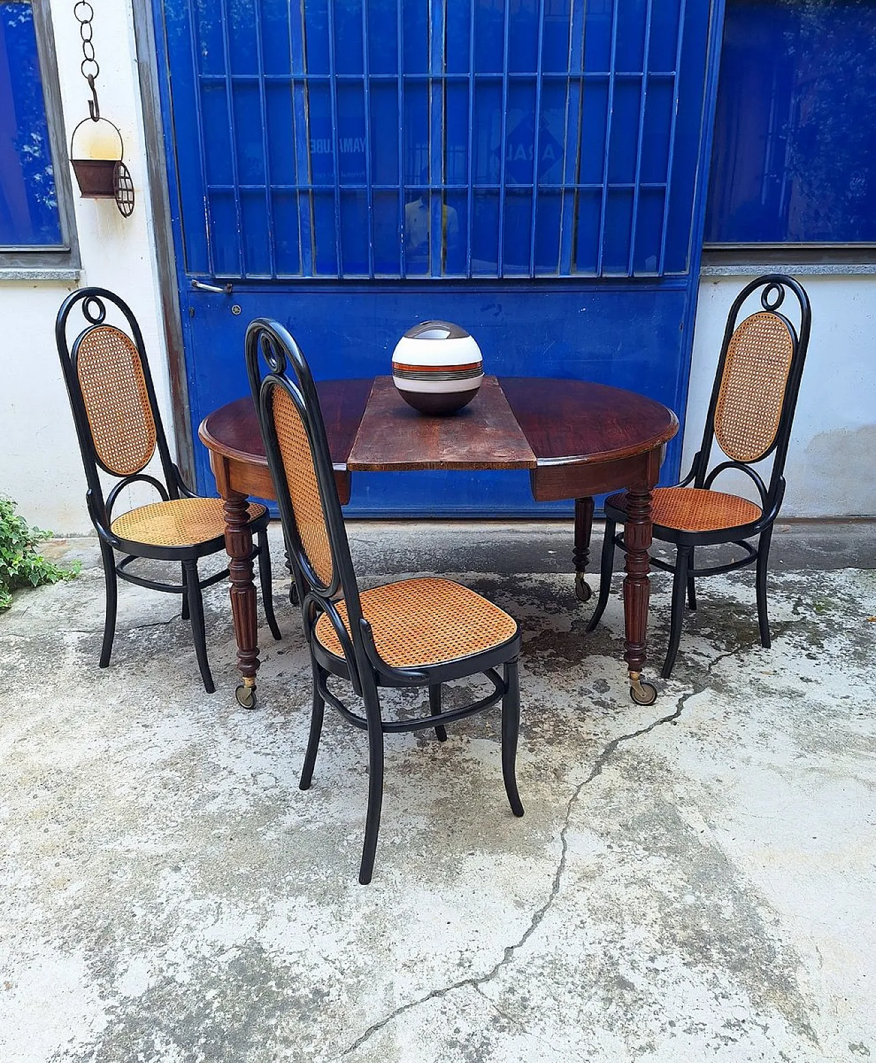 Extendable mahogany table with casters, 19th century 7