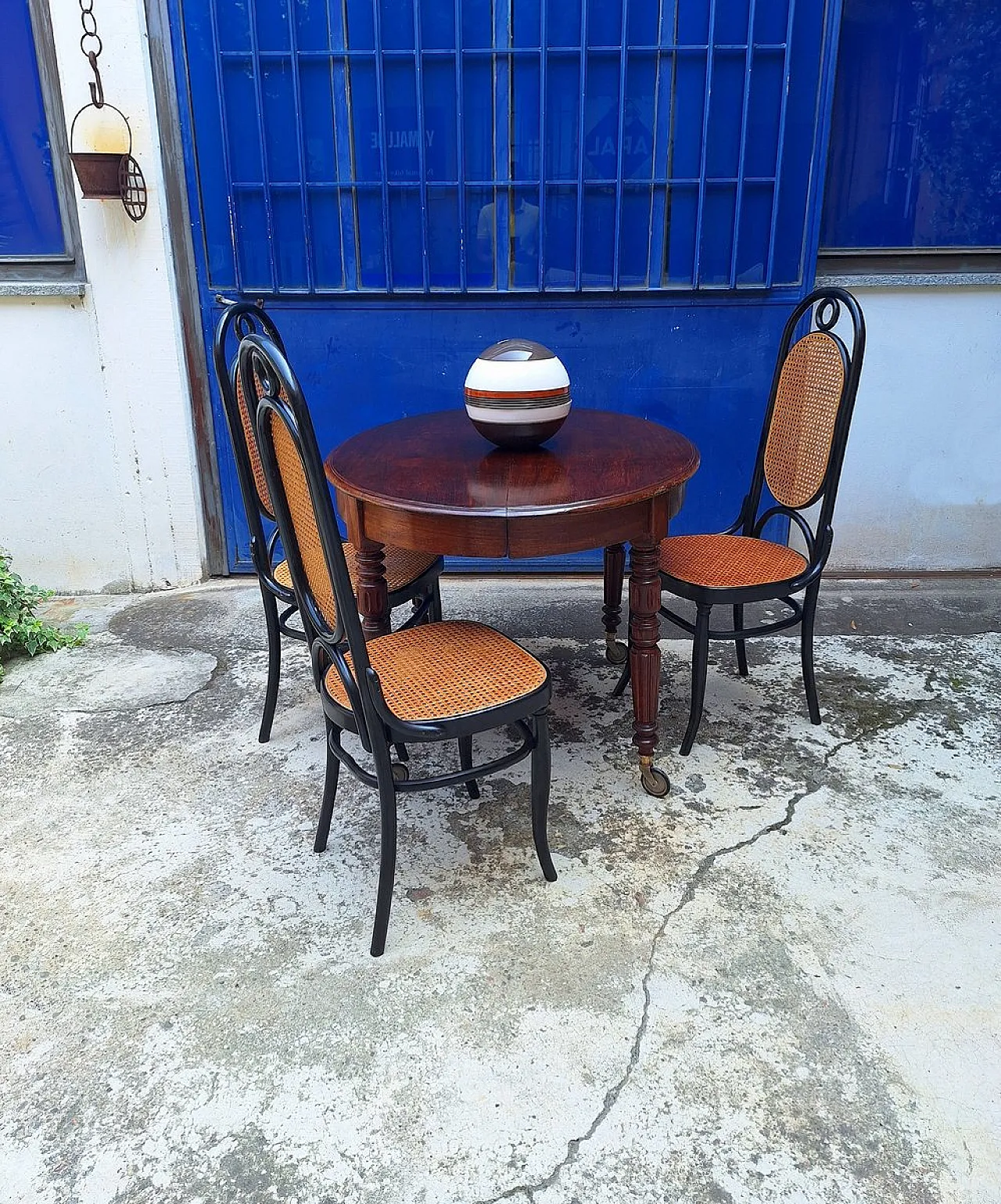 Extendable mahogany table with casters, 19th century 8