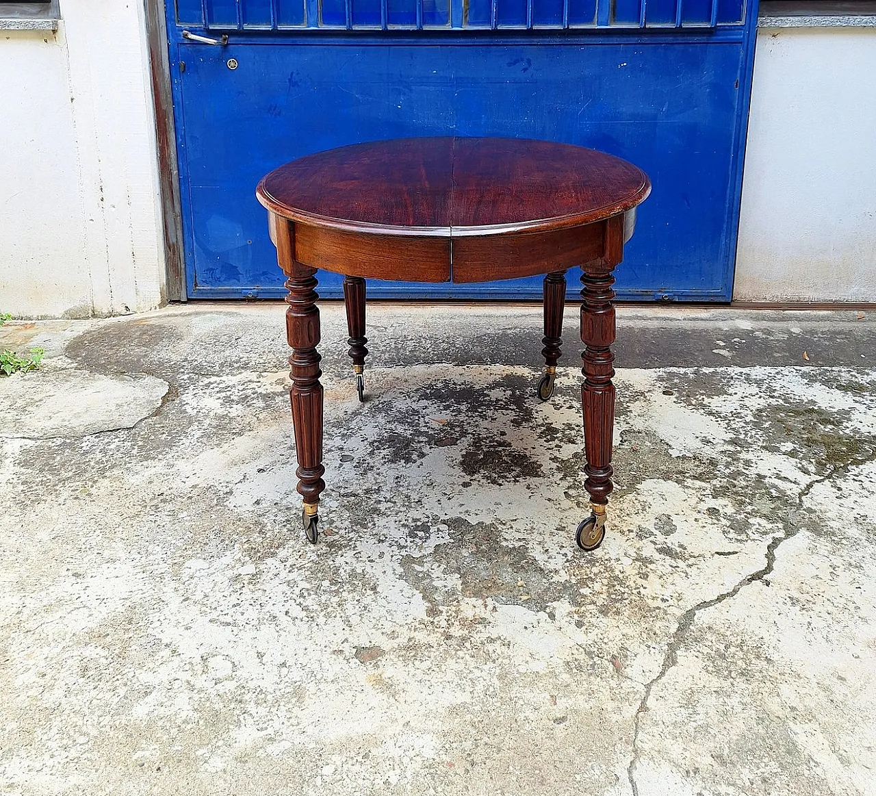 Extendable mahogany table with casters, 19th century 9