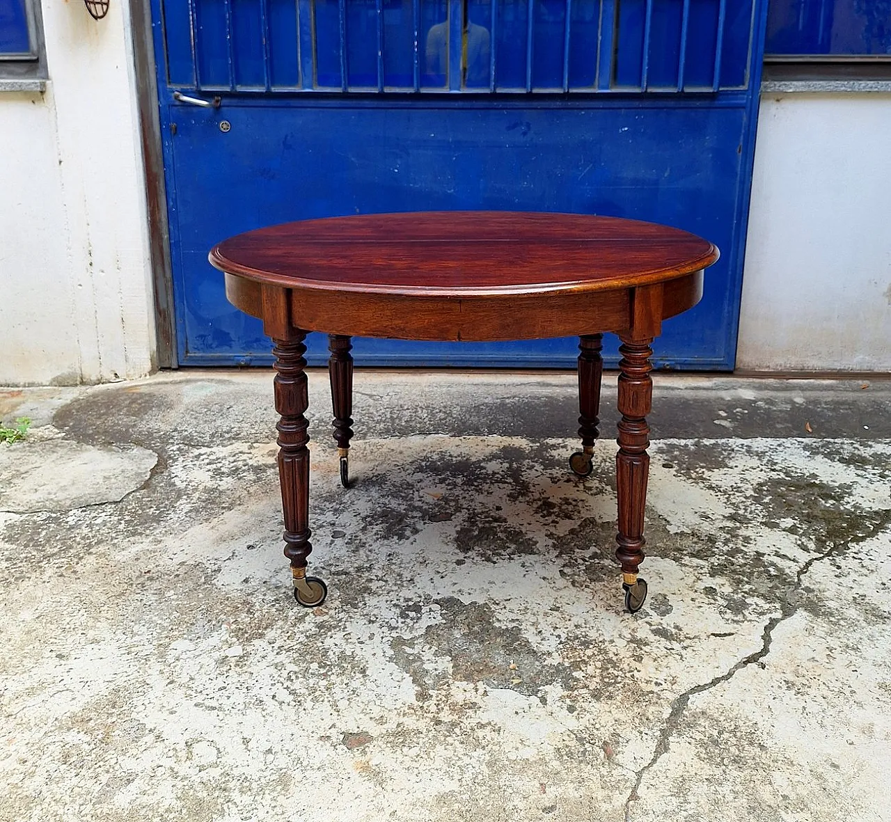 Extendable mahogany table with casters, 19th century 10