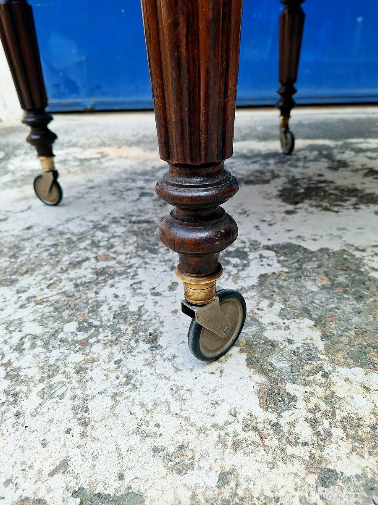 Extendable mahogany table with casters, 19th century 11