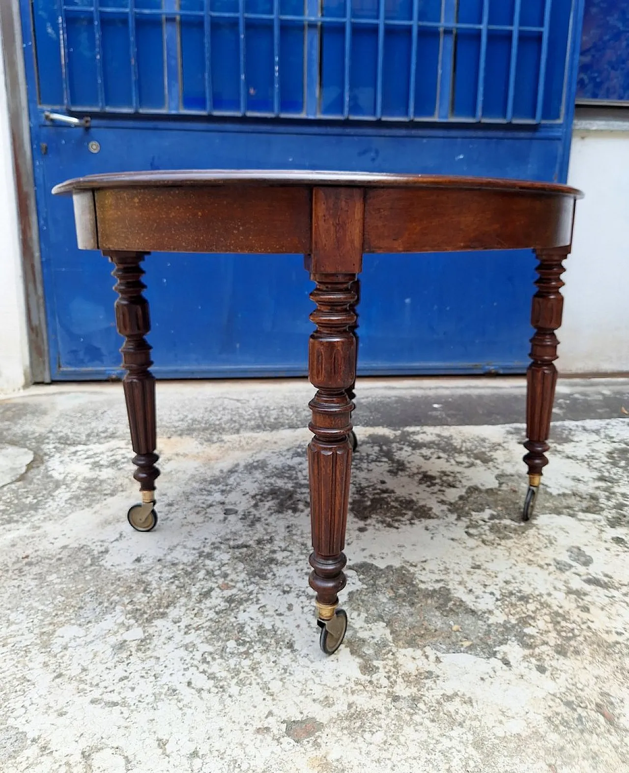 Extendable mahogany table with casters, 19th century 12