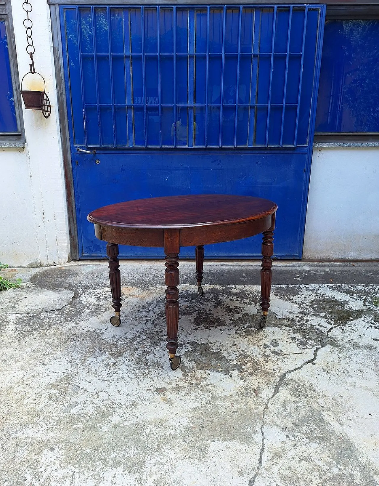 Extendable mahogany table with casters, 19th century 13