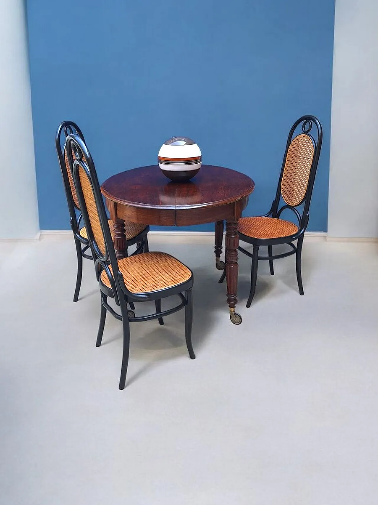 Extendable mahogany table with casters, 19th century 14