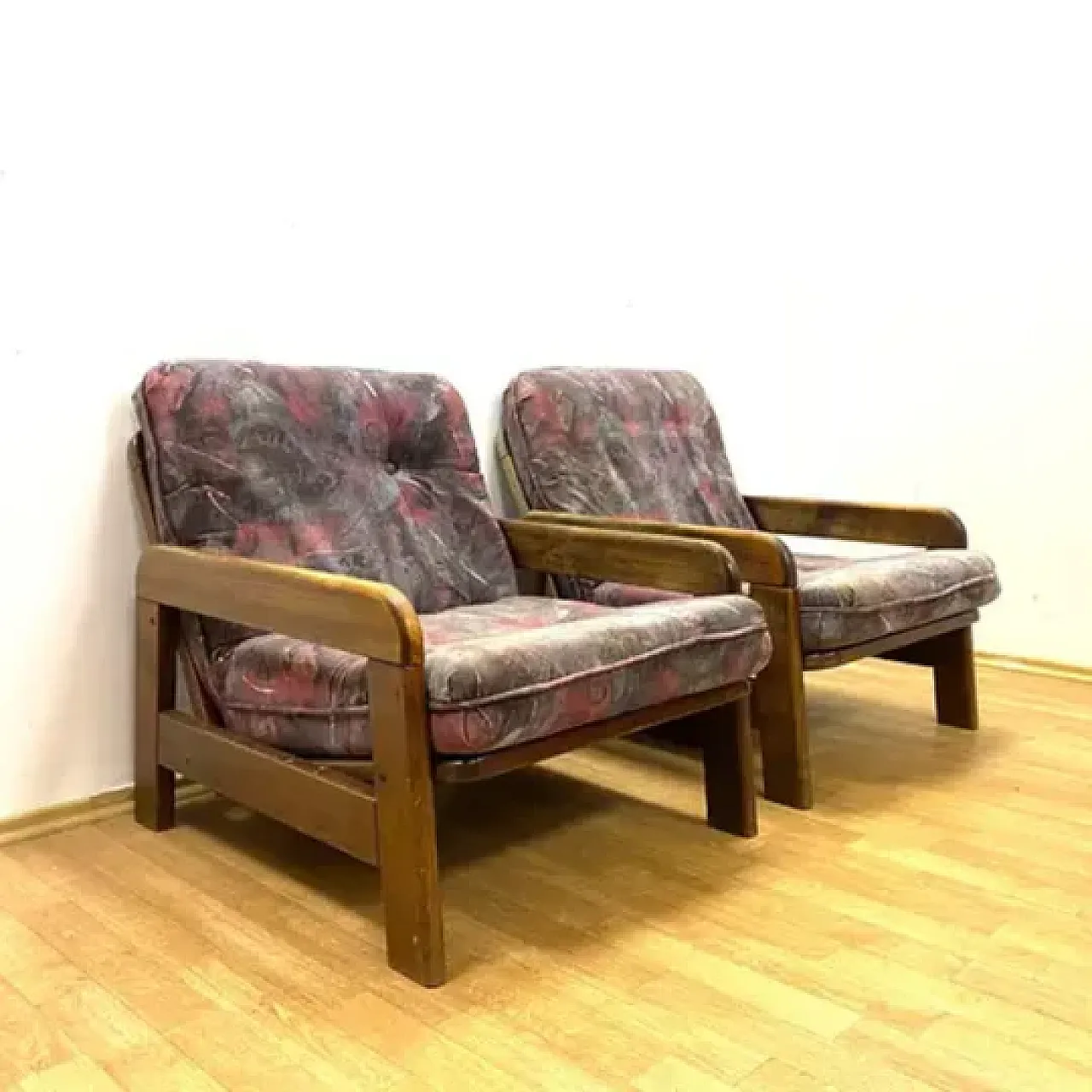 Coppia di poltrone con struttura in legno, anni '70 2