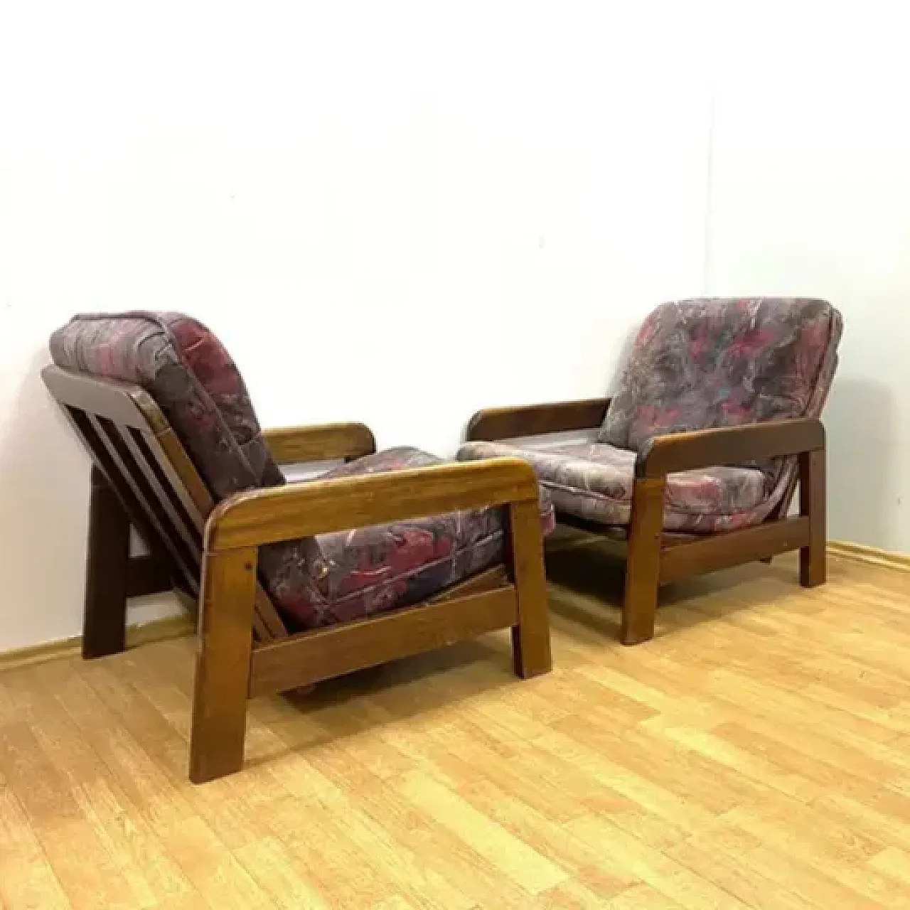 Coppia di poltrone con struttura in legno, anni '70 3