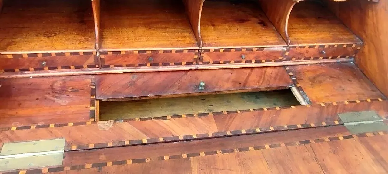 Scrivania Luigi XVI impiallacciata in noce con inserti in acero, '700 4