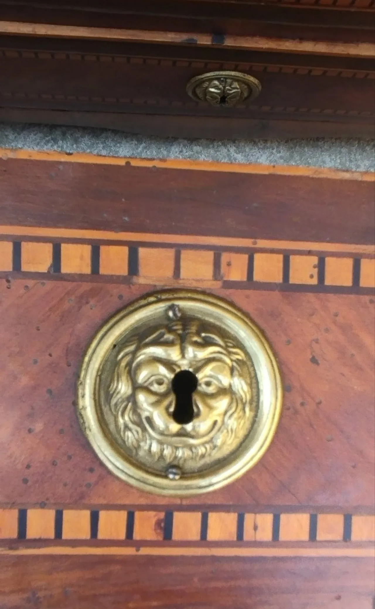Scrivania Luigi XVI impiallacciata in noce con inserti in acero, '700 5