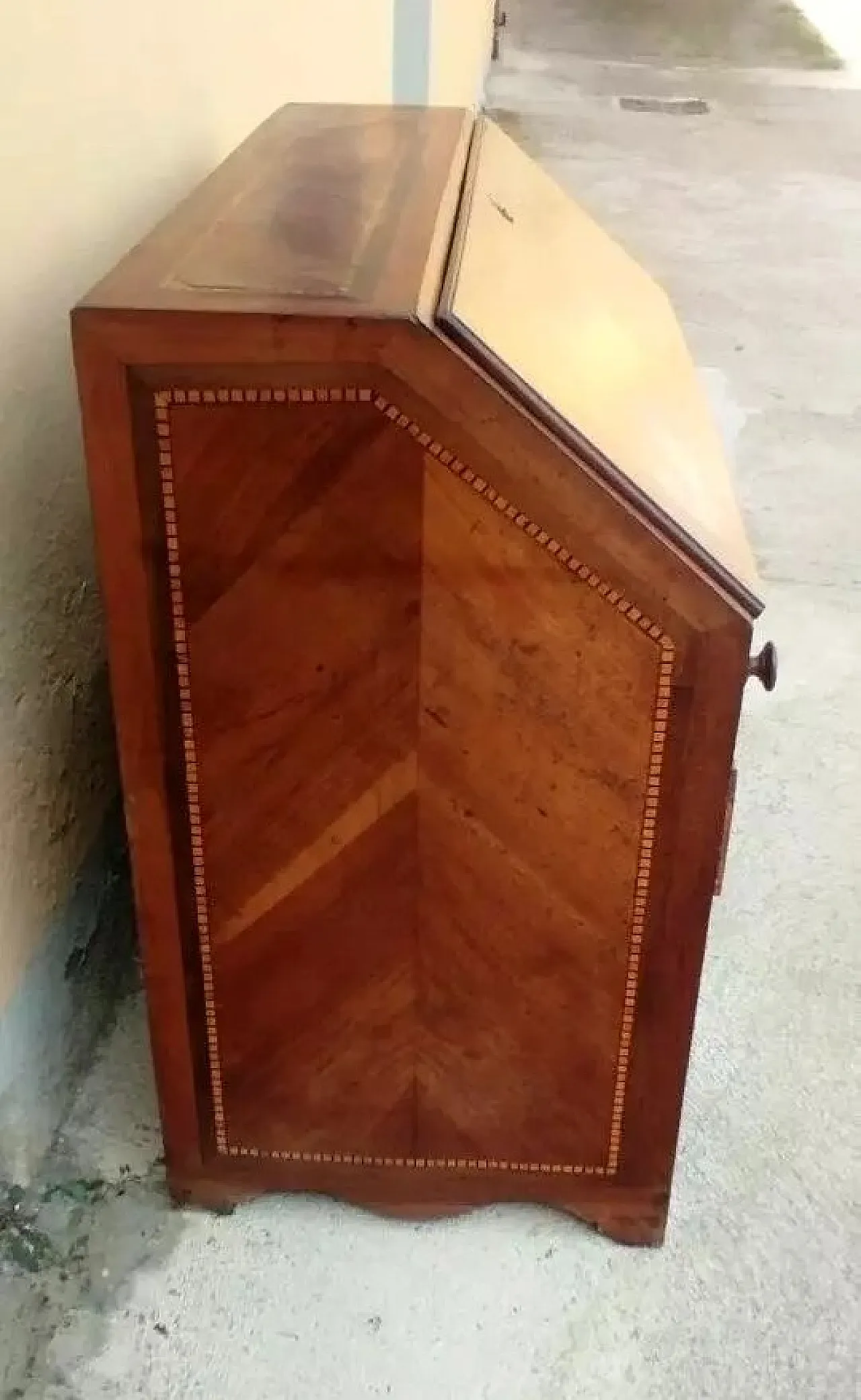 Scrivania Luigi XVI impiallacciata in noce con inserti in acero, '700 8