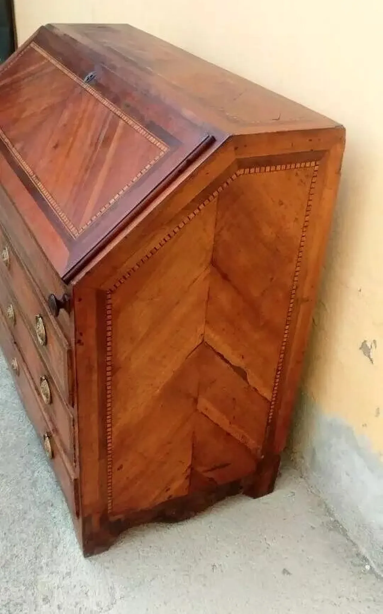 Scrivania Luigi XVI impiallacciata in noce con inserti in acero, '700 9