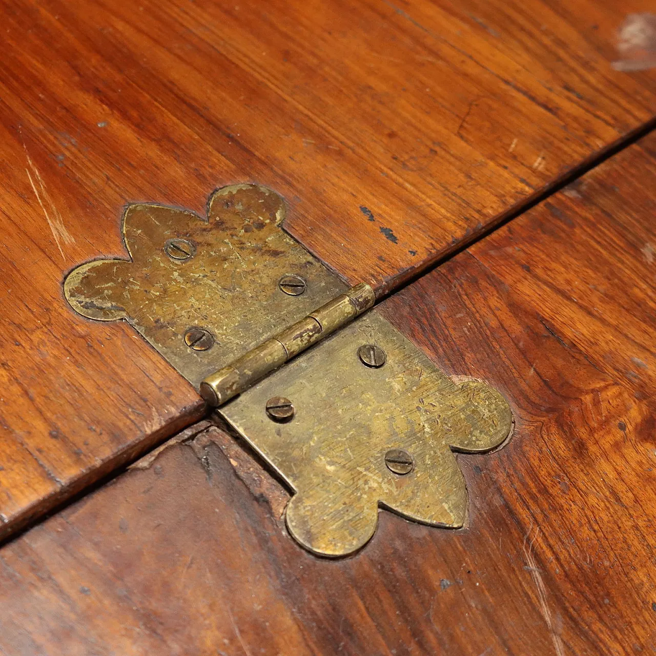 Rosewood and mahogany flap with maple threads, mid-18th century 8