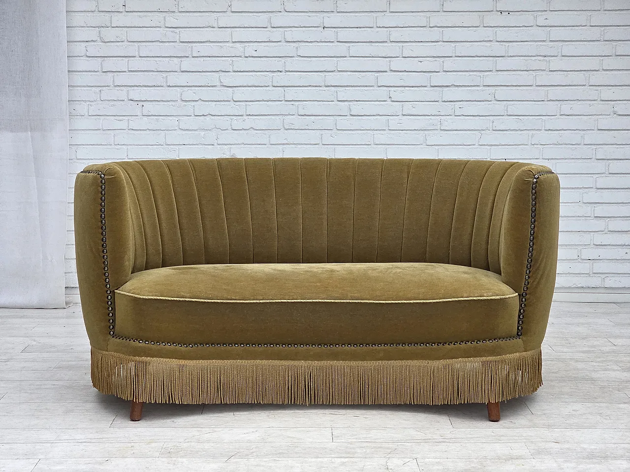 Anni '70, divano danese "Banana" a 2 posti, velluto verde. 1