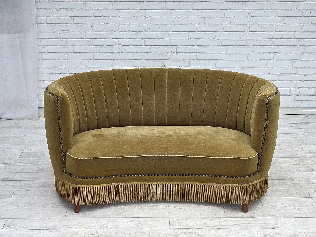 Anni '70, divano danese "Banana" a 2 posti, velluto verde. 2