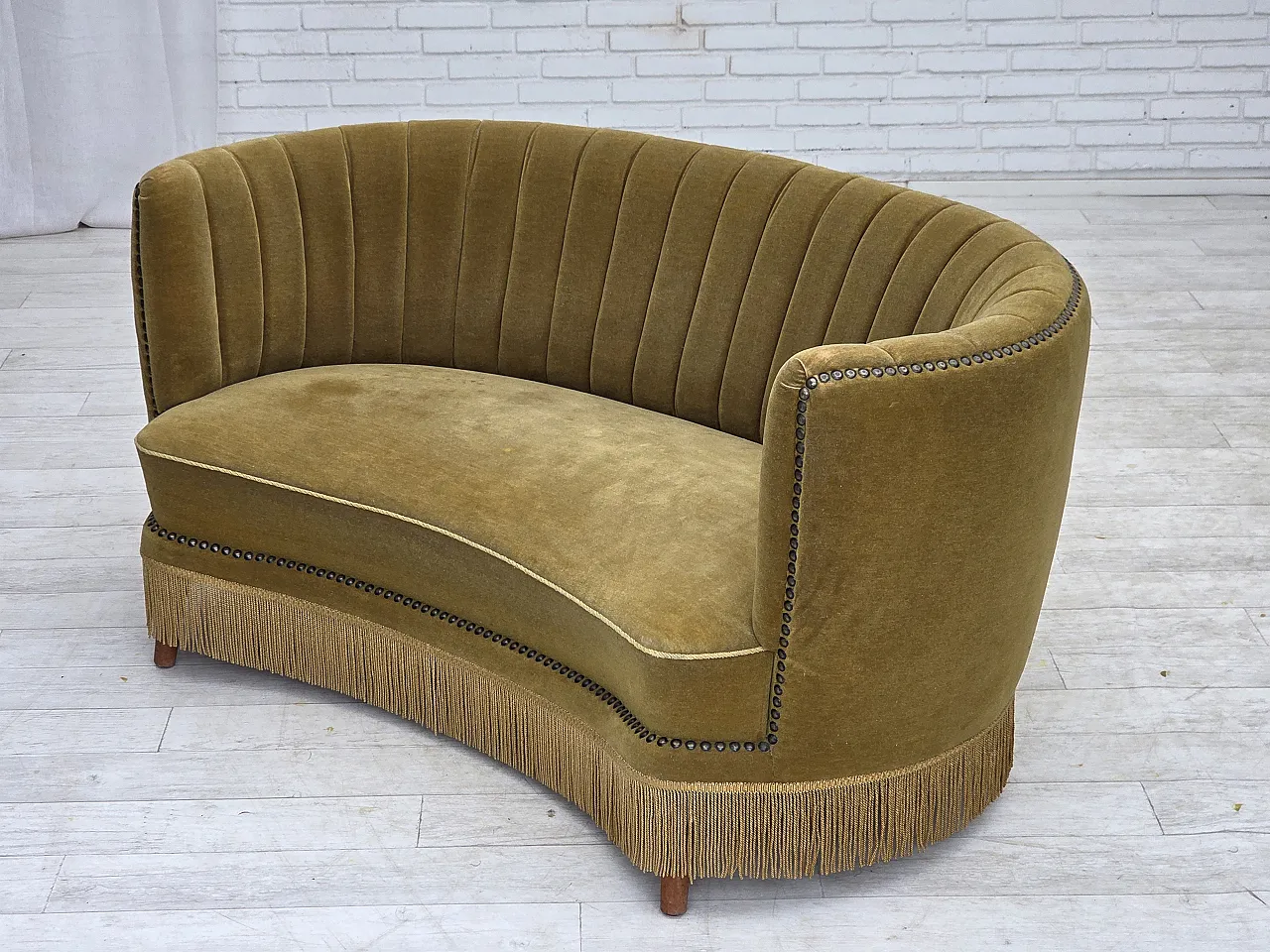 Anni '70, divano danese "Banana" a 2 posti, velluto verde. 17