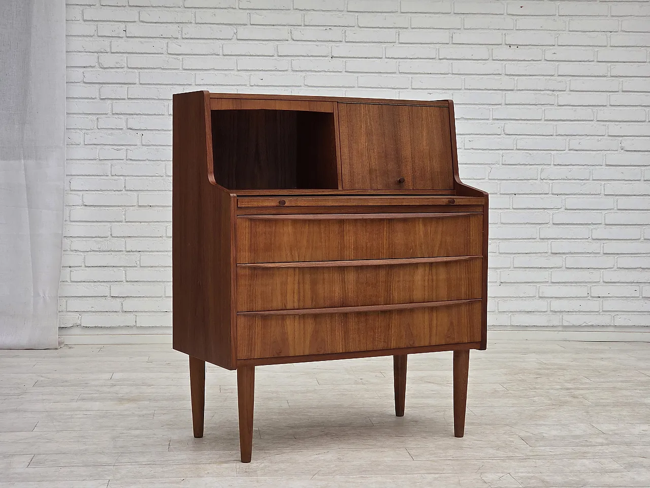 Anni '70, cassettiera danese con specchio pieghevole, legno di teak. 1