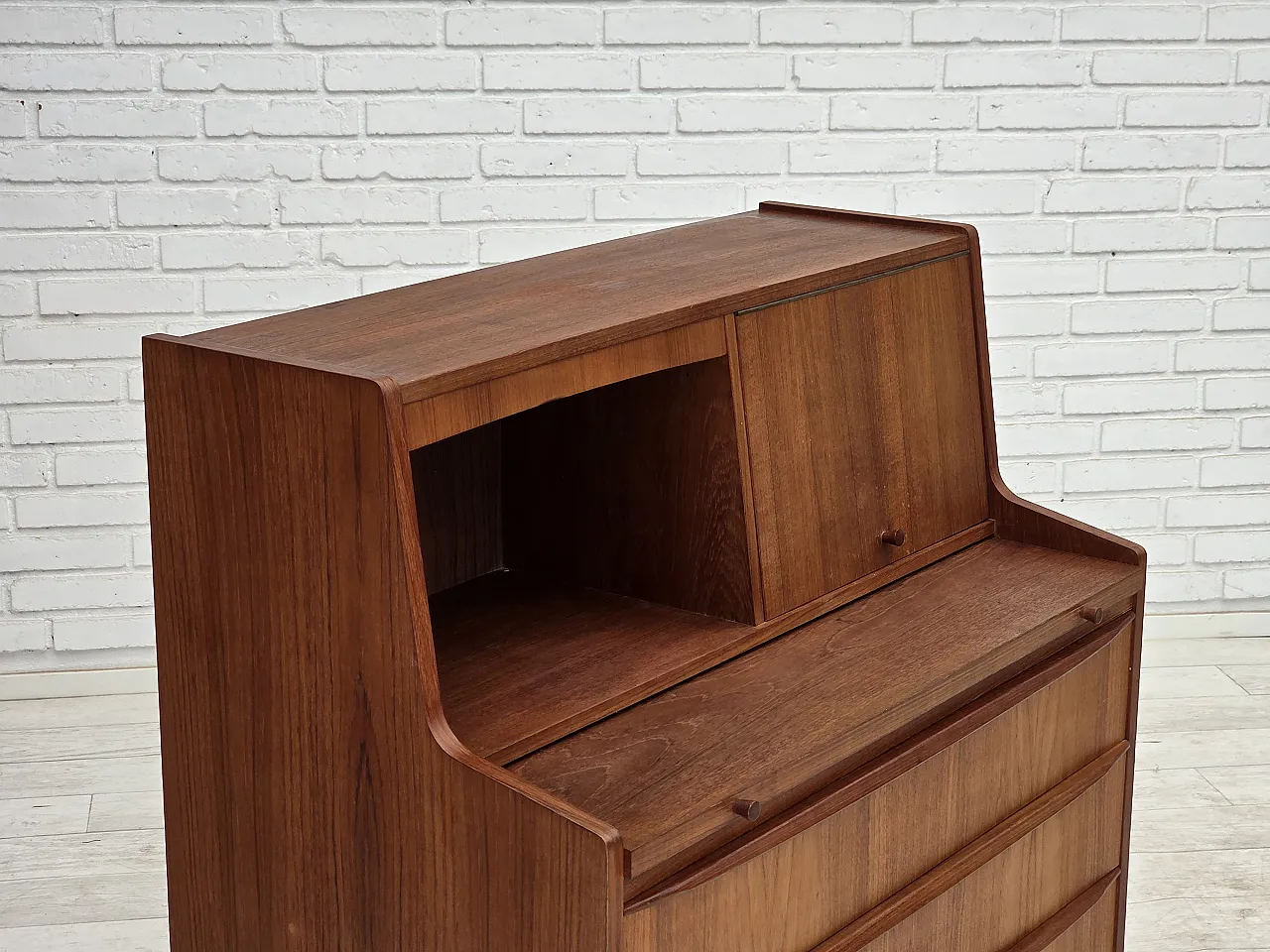 Anni '70, cassettiera danese con specchio pieghevole, legno di teak. 2