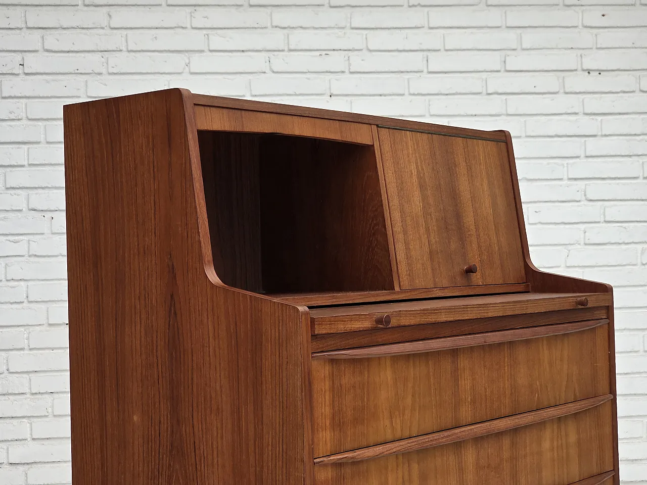 Anni '70, cassettiera danese con specchio pieghevole, legno di teak. 4