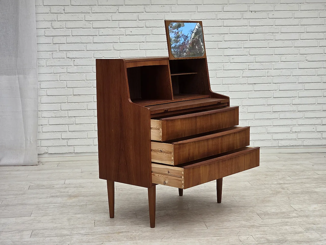 Anni '70, cassettiera danese con specchio pieghevole, legno di teak. 5