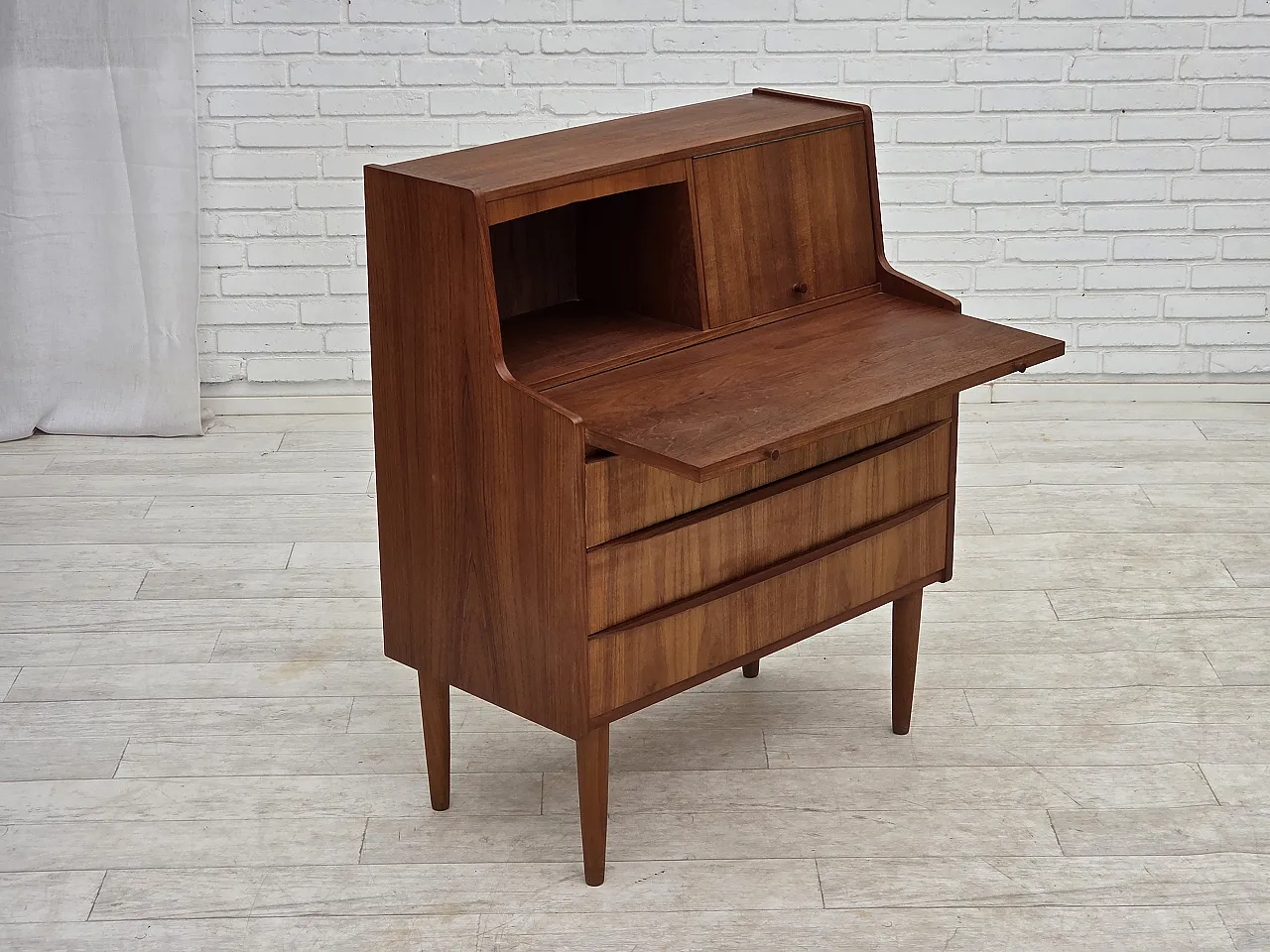 Anni '70, cassettiera danese con specchio pieghevole, legno di teak. 7