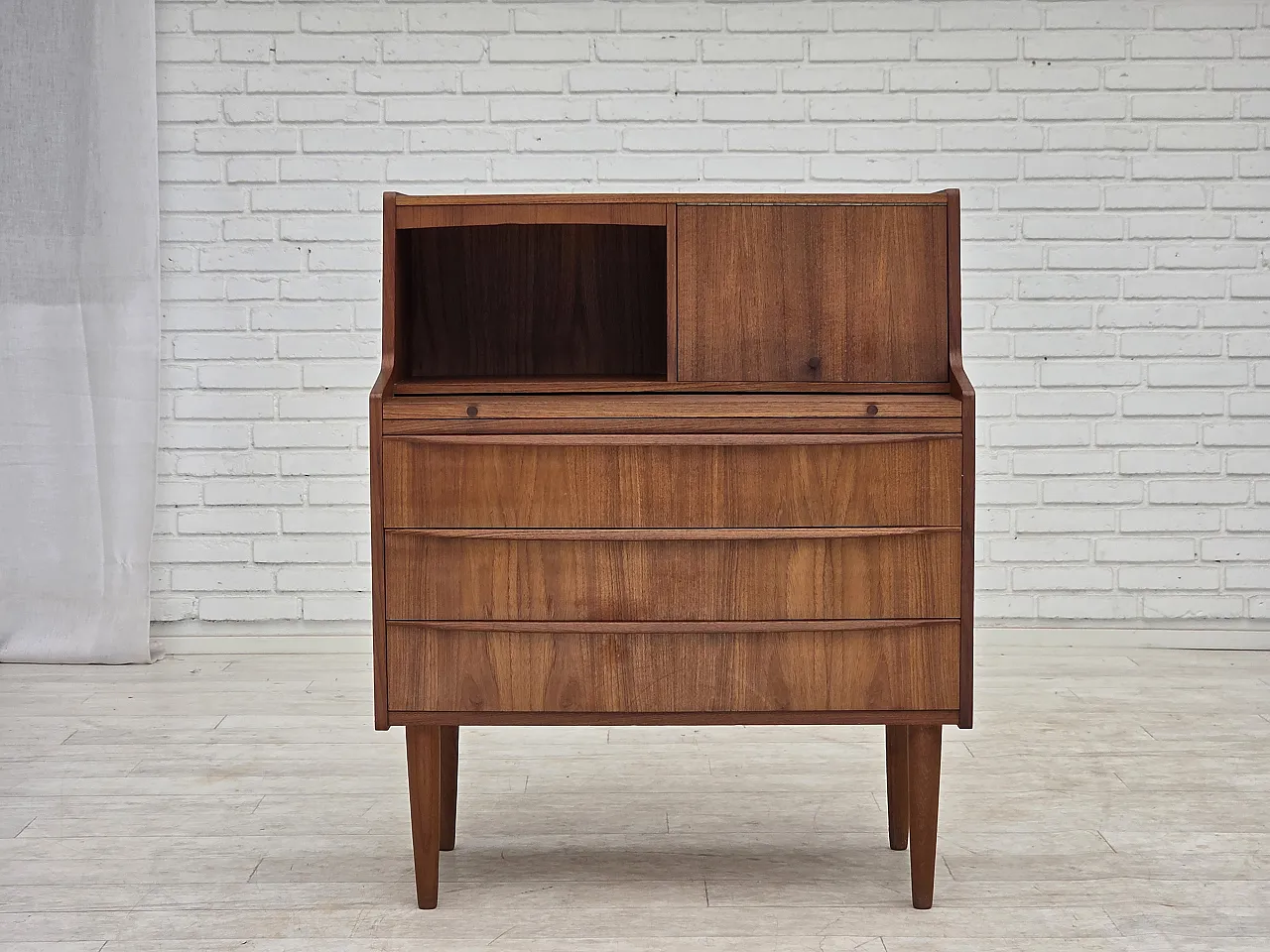 Anni '70, cassettiera danese con specchio pieghevole, legno di teak. 10