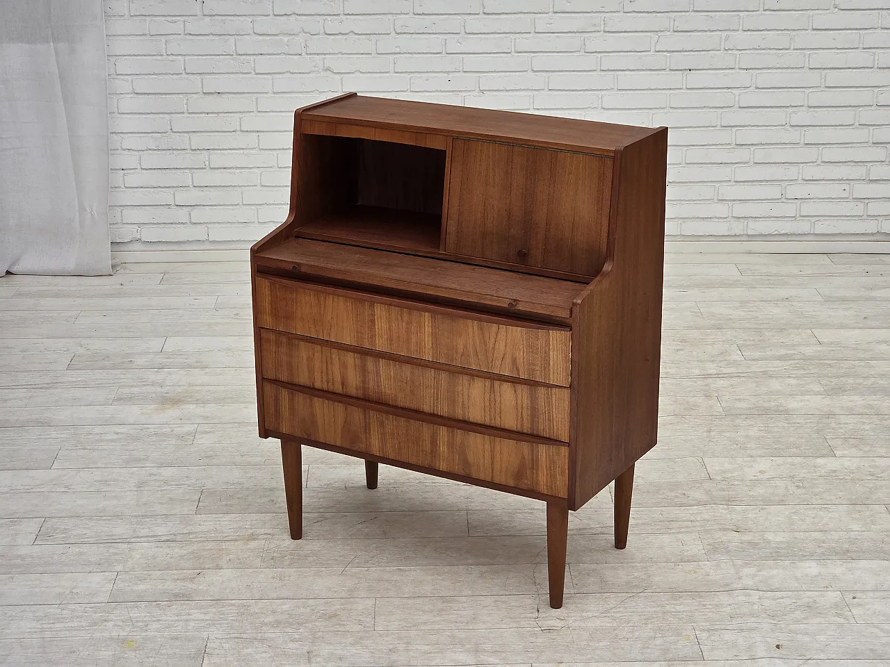 Anni '70, cassettiera danese con specchio pieghevole, legno di teak. 14