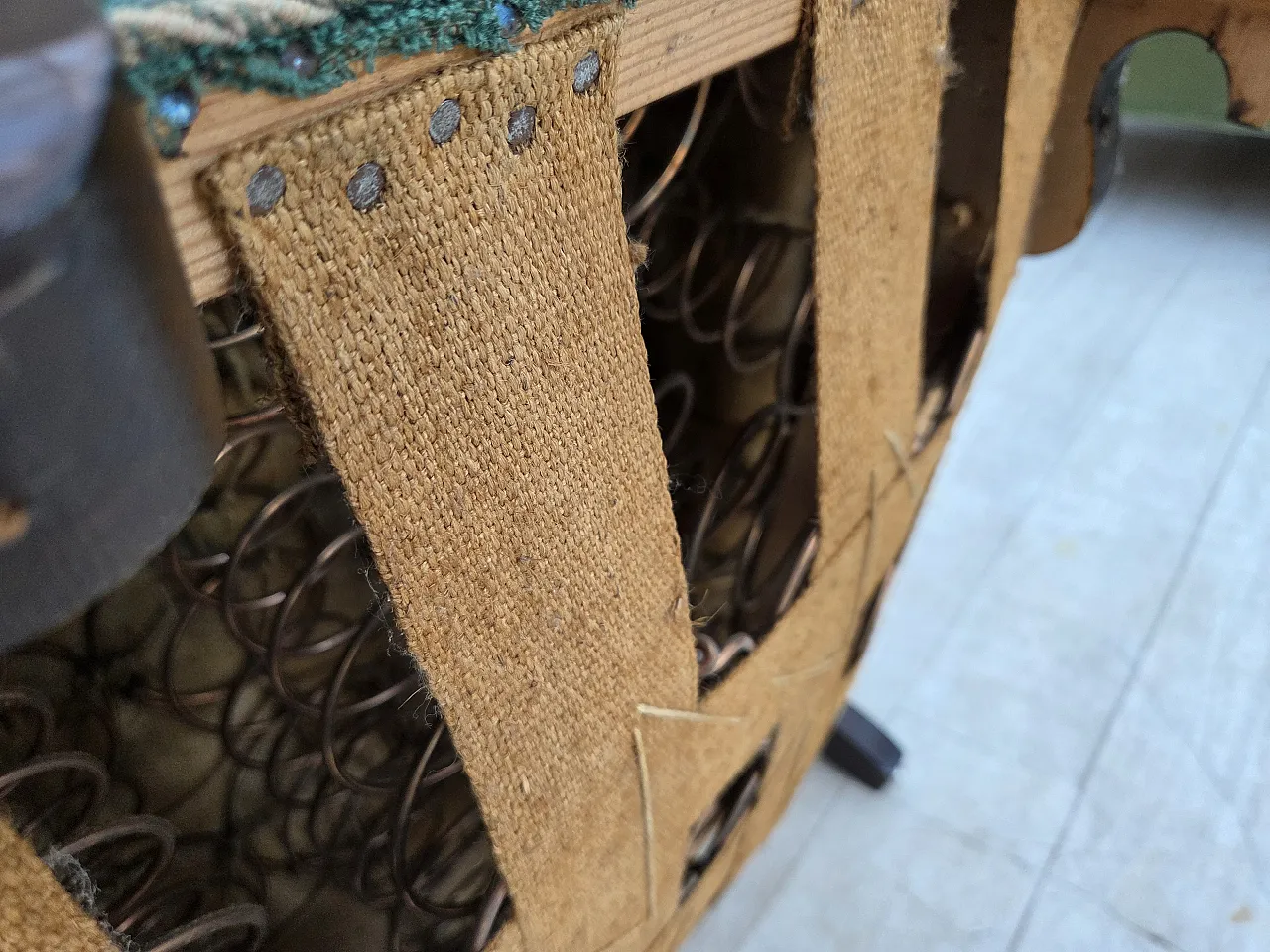 Anni '60, poltrona danese, arredamento in lana verde e beige. 21