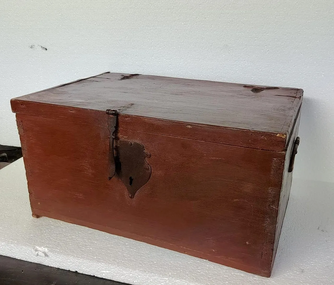Red lacquered wooden box, late 17th century 1