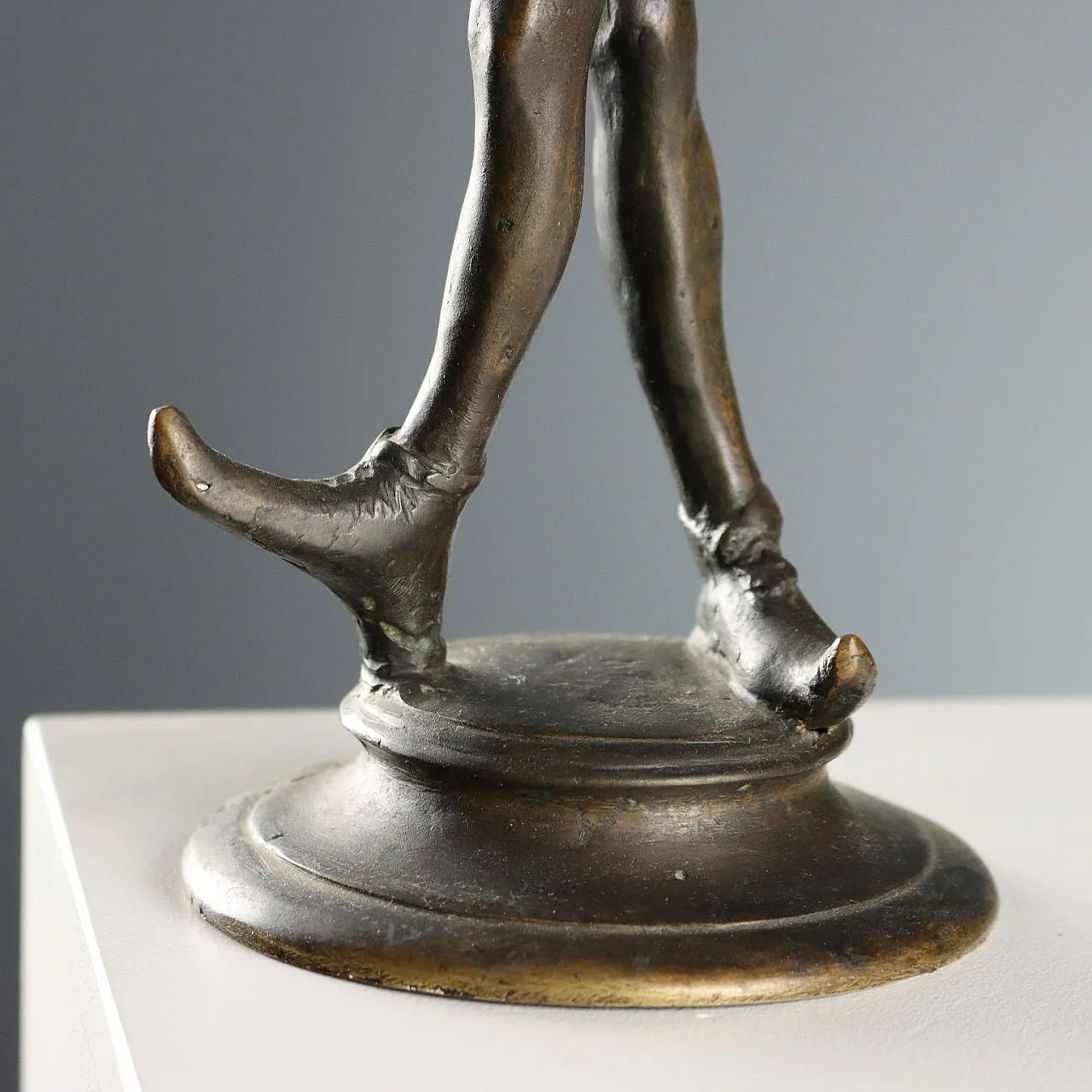 Coppia di suonatori portacandela in bronzo, '900 5